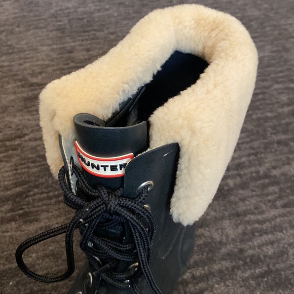 HUNTER size 8 US rubber rain boots, excellent condition, black,fur trim, lace up - Picture 4 of 4